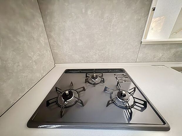 3口コンロ付のシステムキッチン！お料理の効率も上がります。