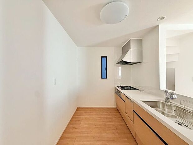 収納スペース・作業スペースが広いシステムキッチンはうれしいポイントです。