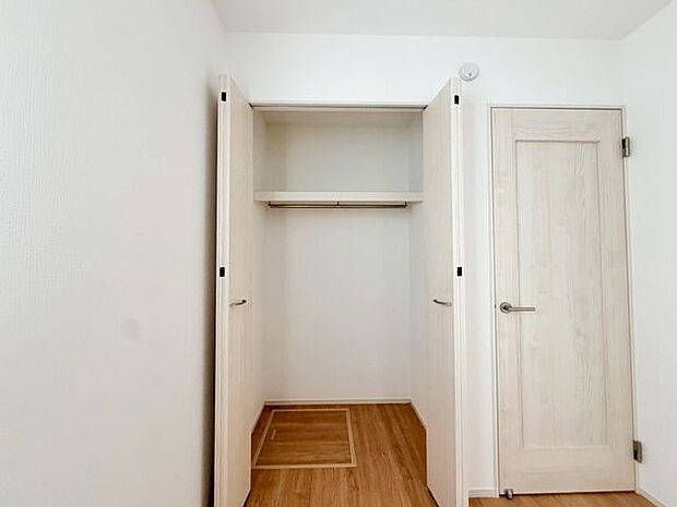 充分な収納スペースを確保。居室内に余計な家具を置く必要がないので、シンプルですっきりとした暮らし。