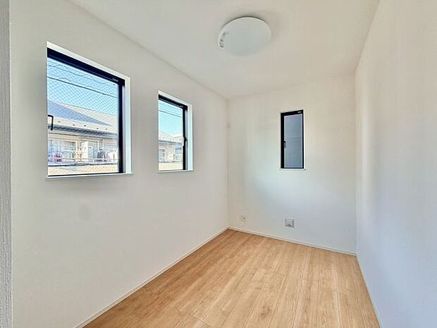 ナチュラルカラーのフローリングのお部屋は、温かみを感じさせリラックスをもたらす効果があります。