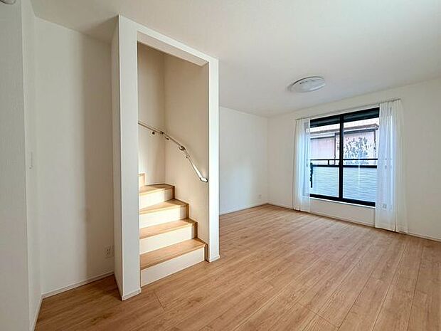 居心地のいい暮らしには欠かせない眩い採光。ゆったりとした幅の窓からこの空間に降り注ぐ採光が絶えません。