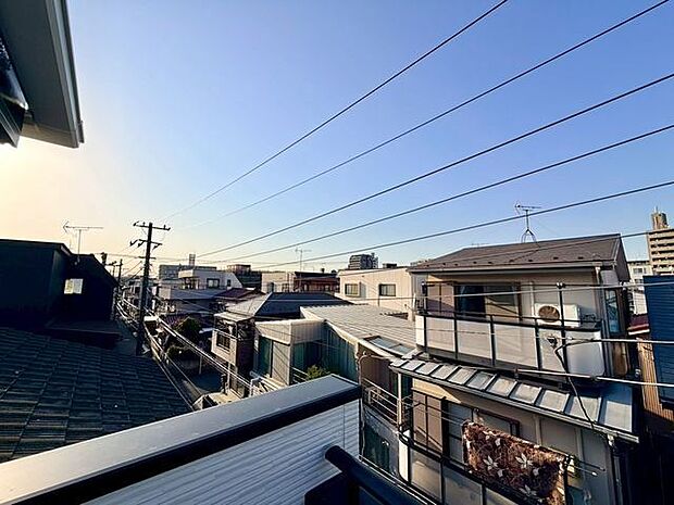 落ち着いた街並みの中で、穏やかな日常を感じられるお住まいです。