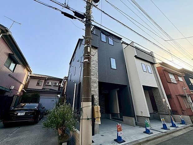 シンプルで落ち着いた印象の外観。個性を出しながら魅力溢れるお住まいでお客様をお出迎えしてください。