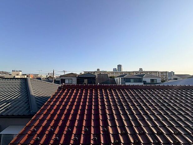 落ち着いた街並みの中で、穏やかな日常を感じられるお住まいです。