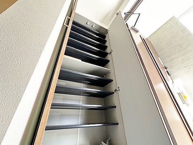 清潔感のある空間を保てるよう、収納スペースを広く設けてますので、玄関をスッキリ綺麗な空間に纏めます。