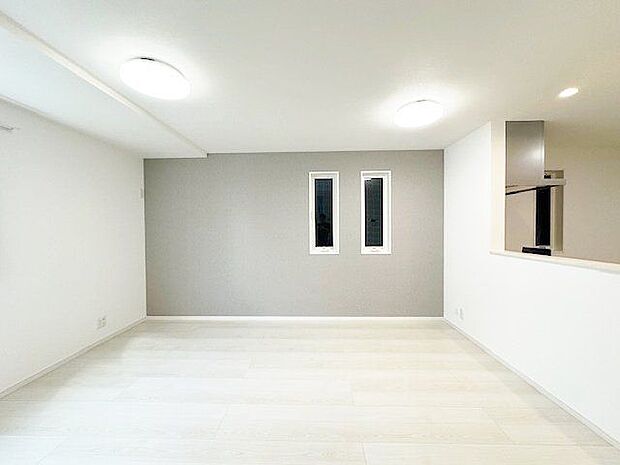 壁の一部にデザインクロスを採用。 壁紙を一面変えるだけで一気にセンスのある空間に。