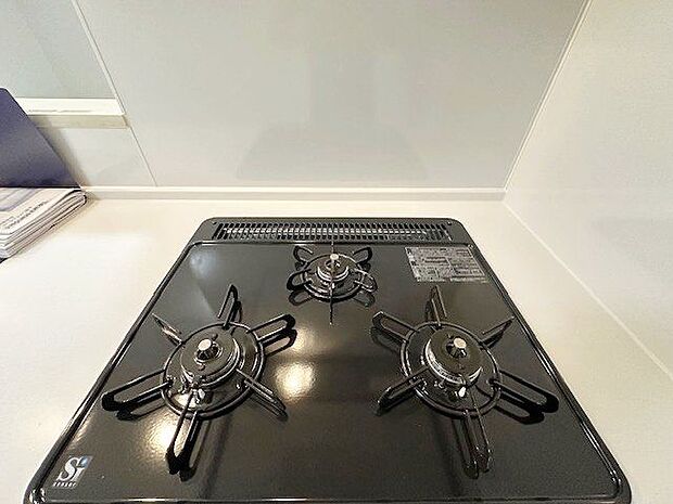 三口コンロで、お料理の効率もアップ。使い勝手の良さを考えました。フラット天板で、お手入れもラクラク。