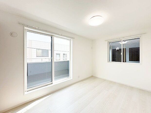 開口部が広くたくさんの陽を取り入れます。窓を開ければ気持ちよい風が舞い込んできて開放的