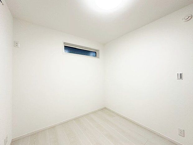 ナチュラルカラーのフローリングのお部屋は、温かみを感じさせリラックスをもたらす効果があります。