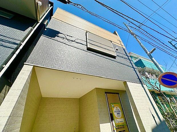 美しい外壁と澄み切った青空のコントラストが、この邸宅のアクセントになっています。