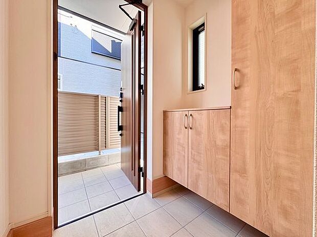 上質感漂うゆとりの広さの玄関スペース。安らぎに満ちた生活空間を予感させてくれます。