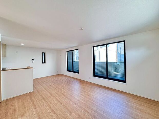 居心地のいい暮らしには欠かせない眩い採光。ゆったりとした幅の窓からこの空間に降り注ぐ採光が絶えません。