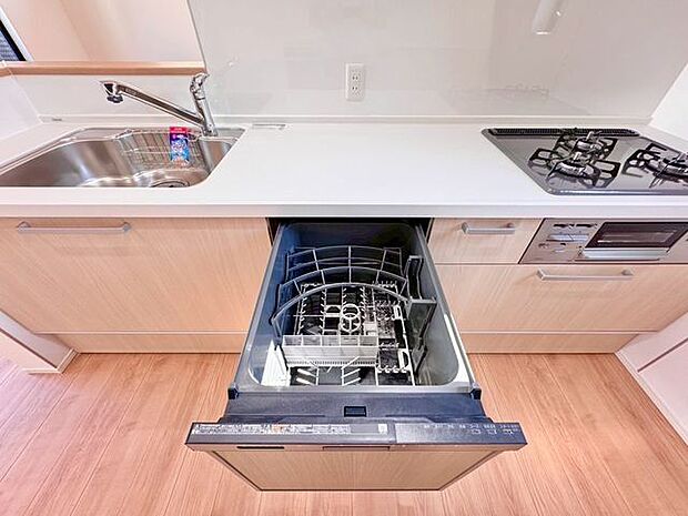 ビルトイン食洗機は作業台が広く使え、見た目もスッキリ。節水や節電も充実して家事の手助けをしてくれます。