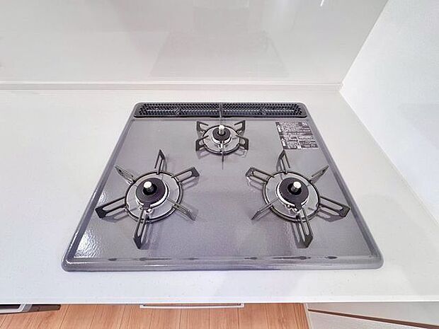 三口コンロで、お料理の効率もアップ。使い勝手の良さを考えました。フラット天板で、お手入れもラクラク。