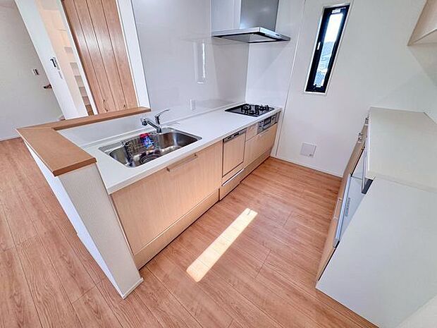 暮らしの中で輝き続けるキッチン。日々の調理を快適にサポート。あなたの暮らしに寄り添うキッチンです。