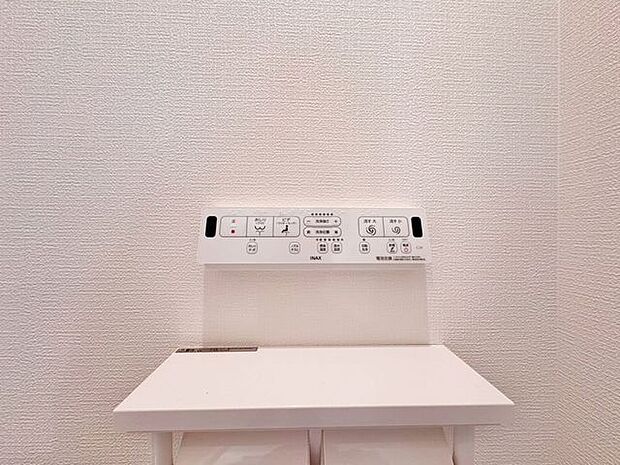 衛生的に気持ちよく使えるよう様々な技術が取り入れられている温水洗浄便座です。