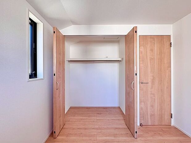 クローゼットをご用意。タンスなどを置かなくてもいいので、お部屋を広く使うことができます。