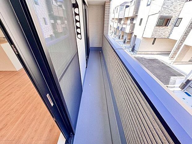 洗濯物を干すのにちょうど良いサイズのバルコニー。外干しで洗濯物はカラッと乾燥し、気持よく取り込めます。