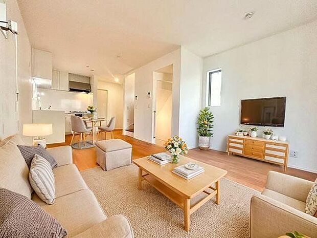 家具を置いても広々としたスペースがあるLDK。（配置してある家具や小物はCGよるイメージです）