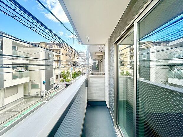 リビングに面したバルコニーからは開放感と爽やかな風を感じていただけると思います。