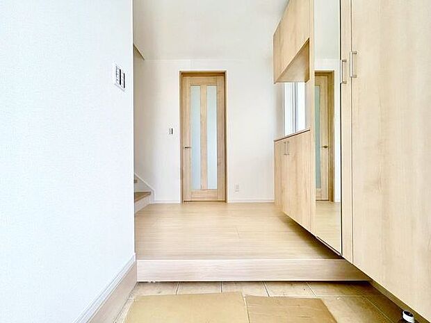 毎日の行き帰りで使う大事な玄関。ただいまと叫びたくなるような、明るい空間に仕上がりました。