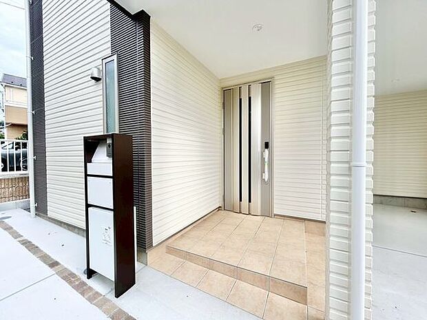 毎日出入りに使う玄関は外出する時は爽やかに、帰宅するときはホッとする落ち着いた空間へ。