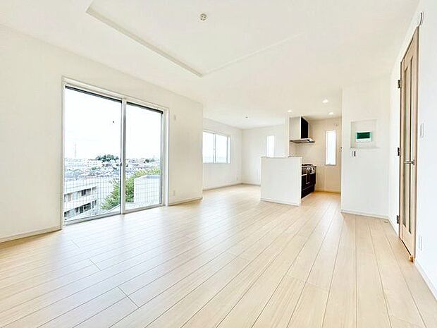 窓から眺めを満喫できる広々としたリビング。やわらかな陽光でくつろぎのひと時。