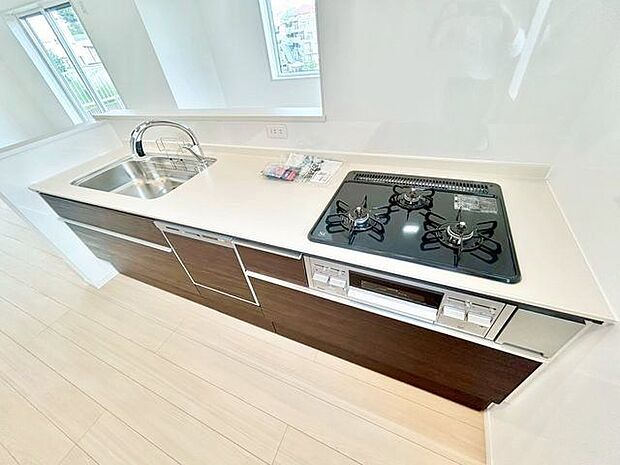 キッチンはおしゃれなOPENに。油はねが気になるコンロ前のみCLOSEにすることで機能面にも配慮。