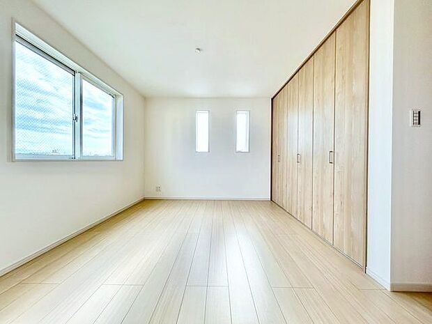 大きな窓からたっぷりと陽光が注がれる明るい空間。