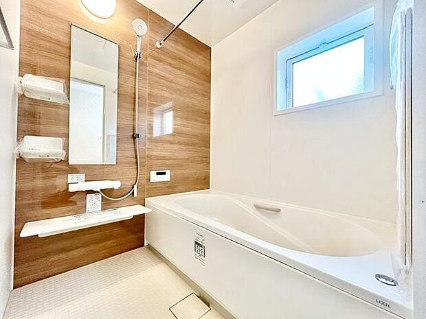 ゆったりくつろげる窓付きバスルーム。開放感を感じながらリラックスタイムを満喫。