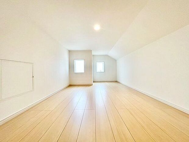 広々とした屋根裏収納。季節ものの収納やストック置場など様々な用途に使えそうです。