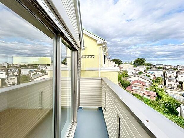 太陽の光がたっぷりと当たる南東向きバルコニー。