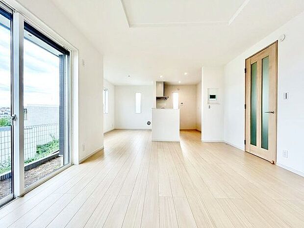 通り抜けた光と風が心地よい空間を演出。表情豊かな木目が美しくやわらかな雰囲気に。