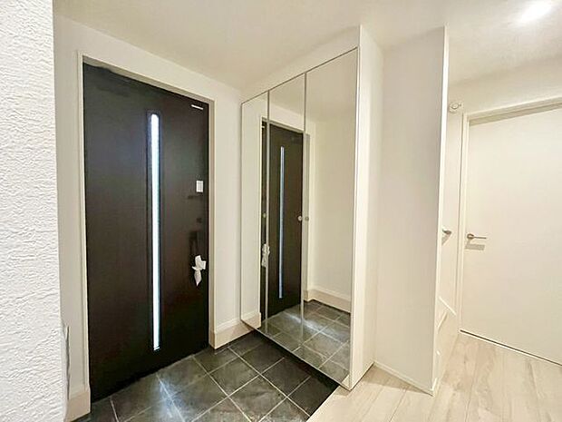 玄関はお家の顔としてすっきりとした素敵な空間に。印象のよい玄関は爽やかな住まいへの入り口です。