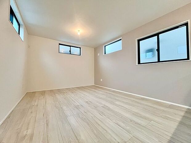 窓越しに射し込む自然光が風合い豊かな室内を照らし出し、落ち着きのある上品な空間を演出します。