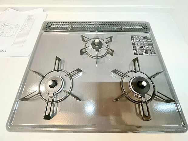 忙しいときでも一度にたくさんの料理が作れる3口コンロ。使い勝手の良さを考えました。