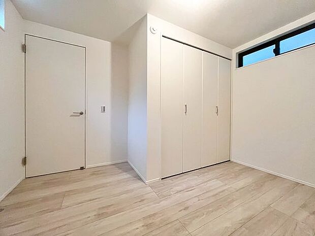 木のぬくもりを感じられる、のびのびとした明るい洋室です。いつまでも快適に暮らせる空間が広がります。