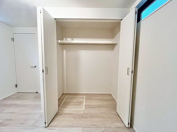 充分な収納スペースを確保。居室内に余計な家具を置く必要がないので、シンプルですっきりとした暮らし。