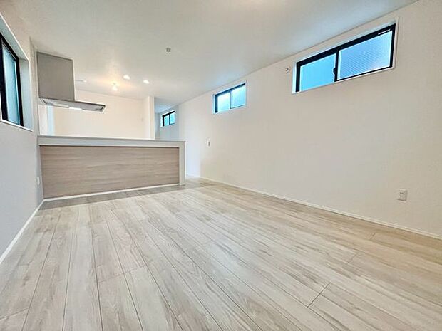 光と風があふれる開放的なリビングダイニング。明るく穏やかな空気のなかで飲んだり、食べたり、笑ったり。