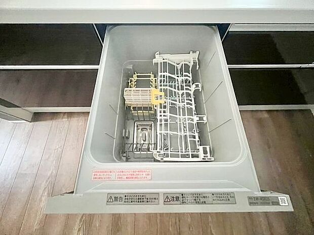 ビルトイン食洗機は作業台が広く使え、見た目もスッキリ。節水や節電も充実して家事の手助けをしてくれます