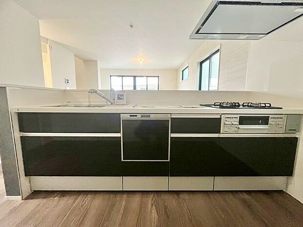 キッチンはリビングダイニングを見渡せる対面式キッチン。家事が捗るように動線を意識した間取りです。