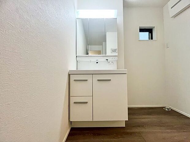 清潔感のある色合いのプライベート空間は、身だしなみチェックや肌のお手入れに最適です。