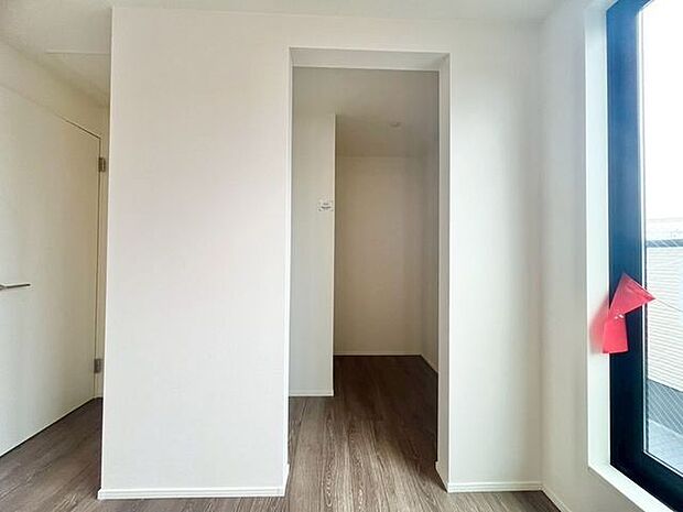 大容量収納可能なウォークインクローゼットはシーズンオフの服や普段使わない物をたくさん収納できます。