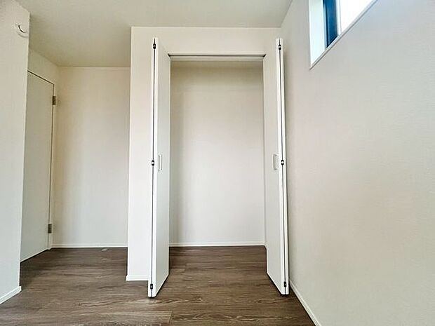 充分な収納スペースを確保。居室内に余計な家具を置く必要がないので、シンプルですっきりとした暮らし。