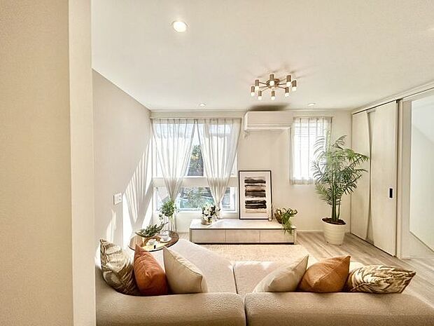 お気に入りのソファで一日ゆったりとくつろぐ時間を最優先にする。そんなスタイルをかなえられる空間です。