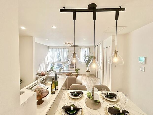 光と風があふれる開放的なリビングダイニング。明るく穏やかな空気のなかで飲んだり、食べたり、笑ったり。