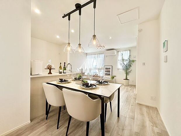 ここにはみんなが集い、食事と楽しい会話が始まる。そんな優しい空間です。