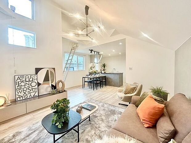 ゆったりとした空間設計で、心地よさが広がるリビング。家族やゲストを迎えるにふさわしい快適空間です。