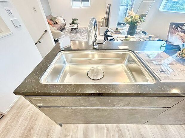 大きな調理器具や食器類もゆったり洗えるシンクです。