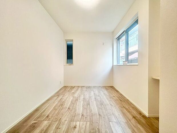 居心地のいい暮らしには欠かせない眩い採光。ゆったりとした幅の窓からこの空間に降り注ぐ採光が絶えません